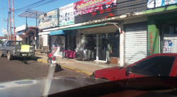 Autoridades obligan a comercios a recibir bono navideño otorgado por el gobierno.