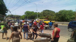 VECINOS DE PUENTE LORO LE DESPACHARON GAS DOMESTICO LUEGO DE PROTESTA EN LA 9 DE DICIEMBRE