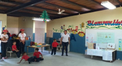 CENTROS EDUCATIVOS RECIBIERON PROGRAMA UNA GOTA DE AMOR PARA LAS ESCUELAS EN NAVIDAD
