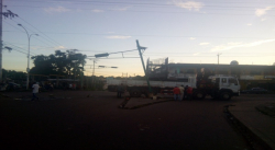 Removieron semáforo caído en la av. Orinoco