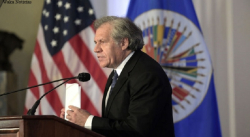 LUIS ALMAGRO OTORGA RECONOCIMIENTO A BETILDE MUÑOZ, VENEZOLANA TRABAJADORA DE LA OEA