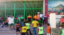 Desde la 7 am niños esperan que abran las puertas del pio XI, para hacer deporte