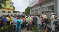 PENSIONADOS ACUDEN A COMPRADORES DE ORO PARA HACER EFECTIVA SU QUINCENA EN LA GRAN SABANA
